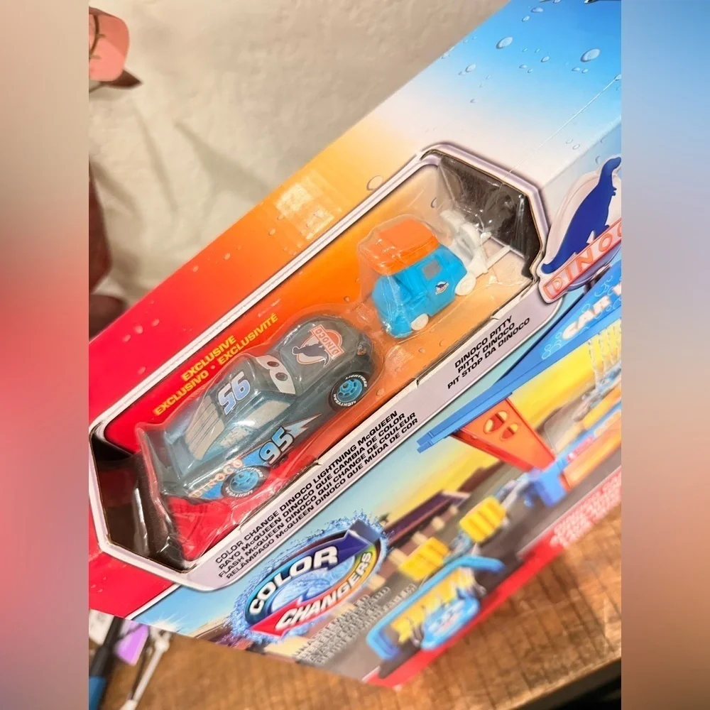 Disney Pixar Cars Dinoco Car Wash  Toy Pitty & Color-Change Lightning McQueen